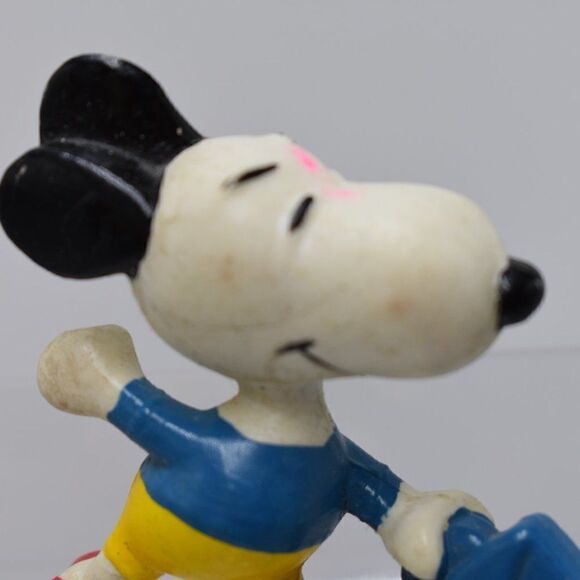 Vintage Peanuts Snoopy Rollerblading To Work Businessman Mini PVC Miniature - Picture 2 of 7